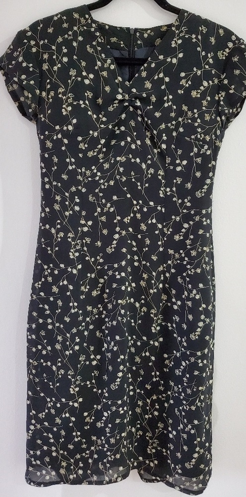 Woman dressed - Picture 2 of 3
